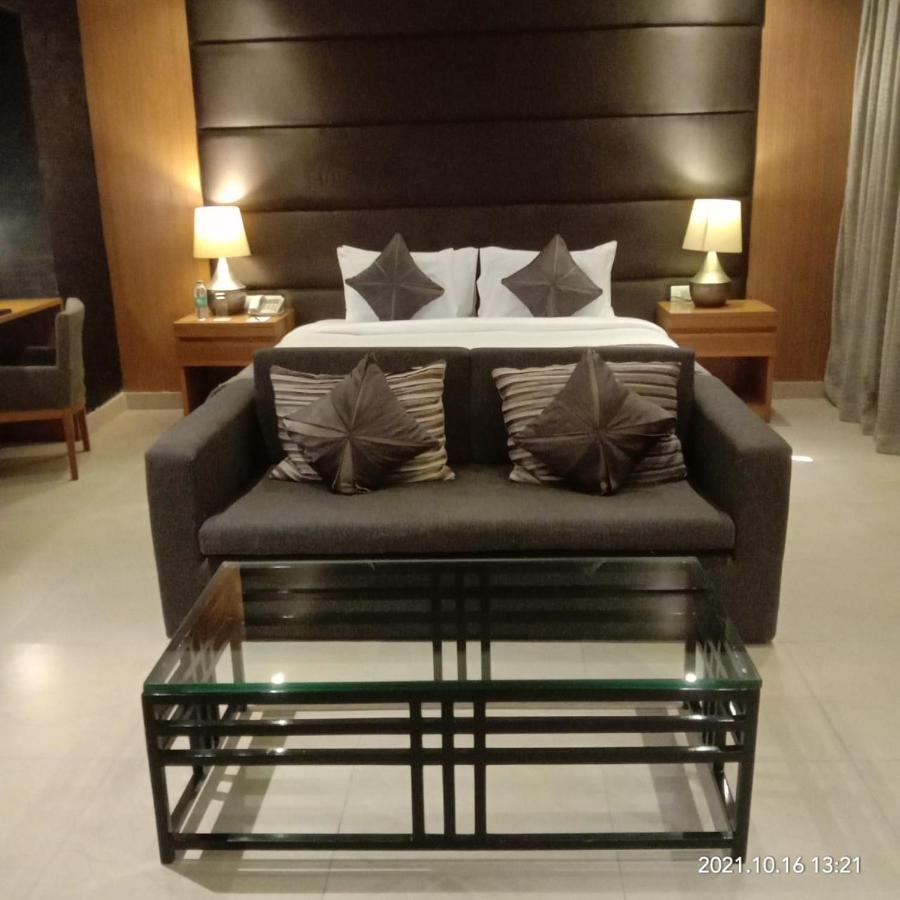 Udman Hotel Panchshila Park New Delhi Exterior photo