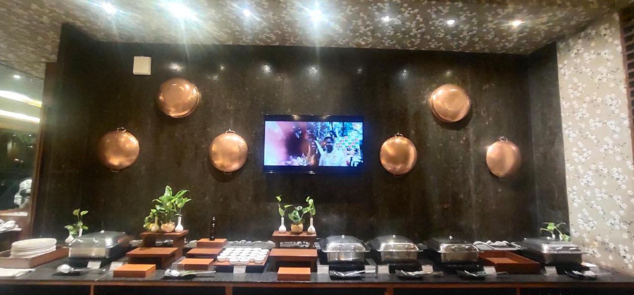 Udman Hotel Panchshila Park New Delhi Exterior photo