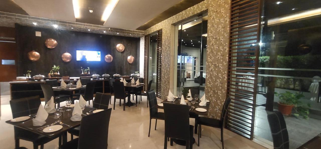 Udman Hotel Panchshila Park New Delhi Exterior photo