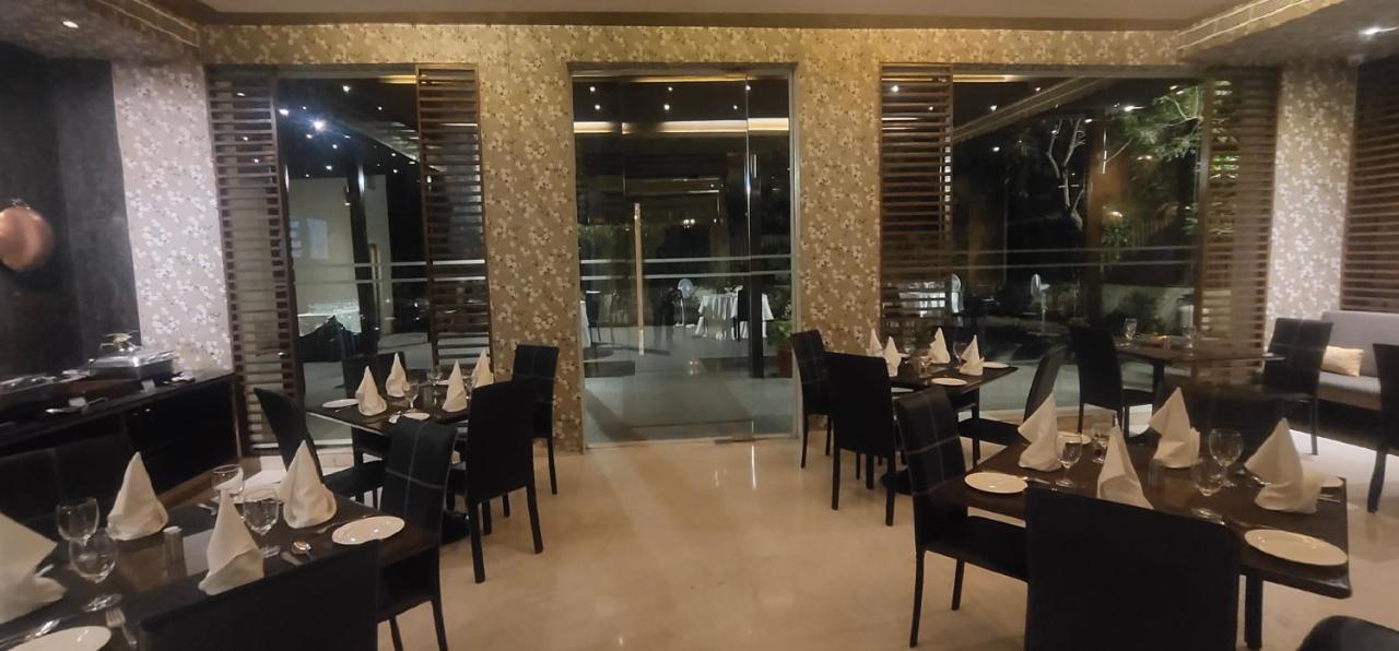 Udman Hotel Panchshila Park New Delhi Exterior photo