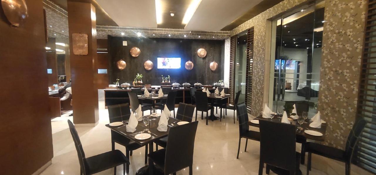Udman Hotel Panchshila Park New Delhi Exterior photo