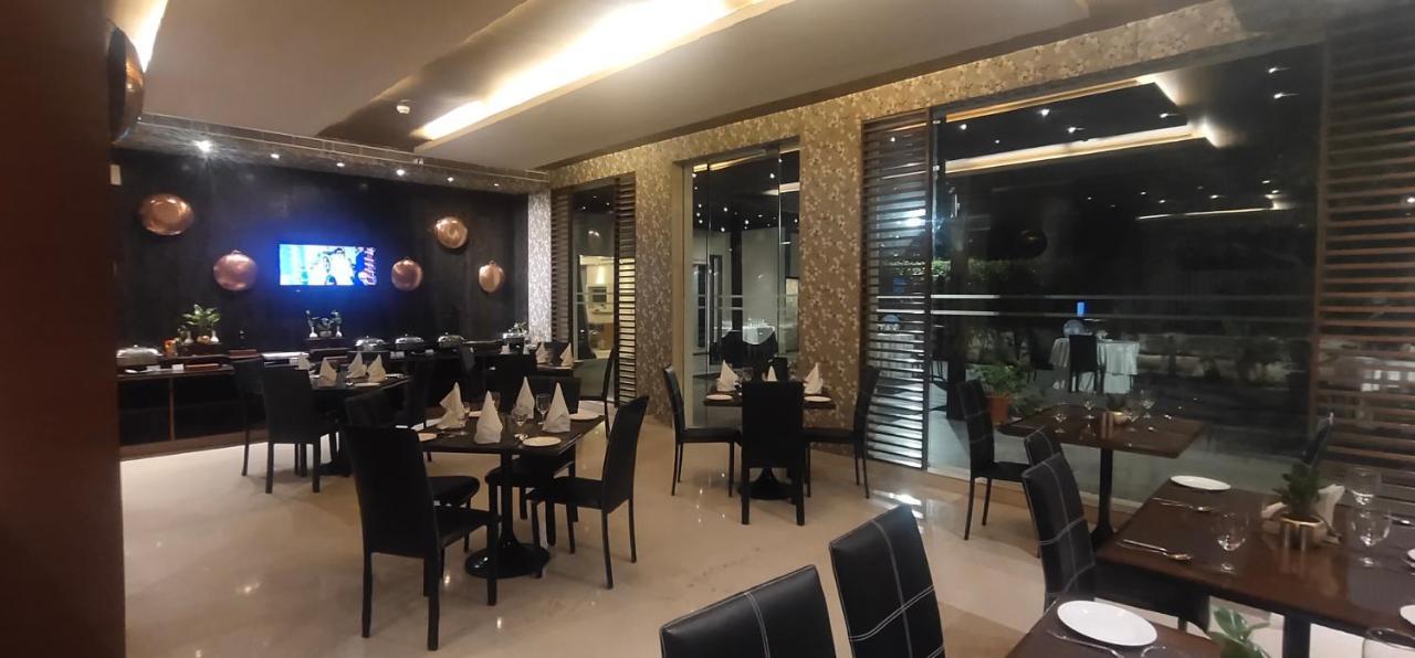 Udman Hotel Panchshila Park New Delhi Exterior photo