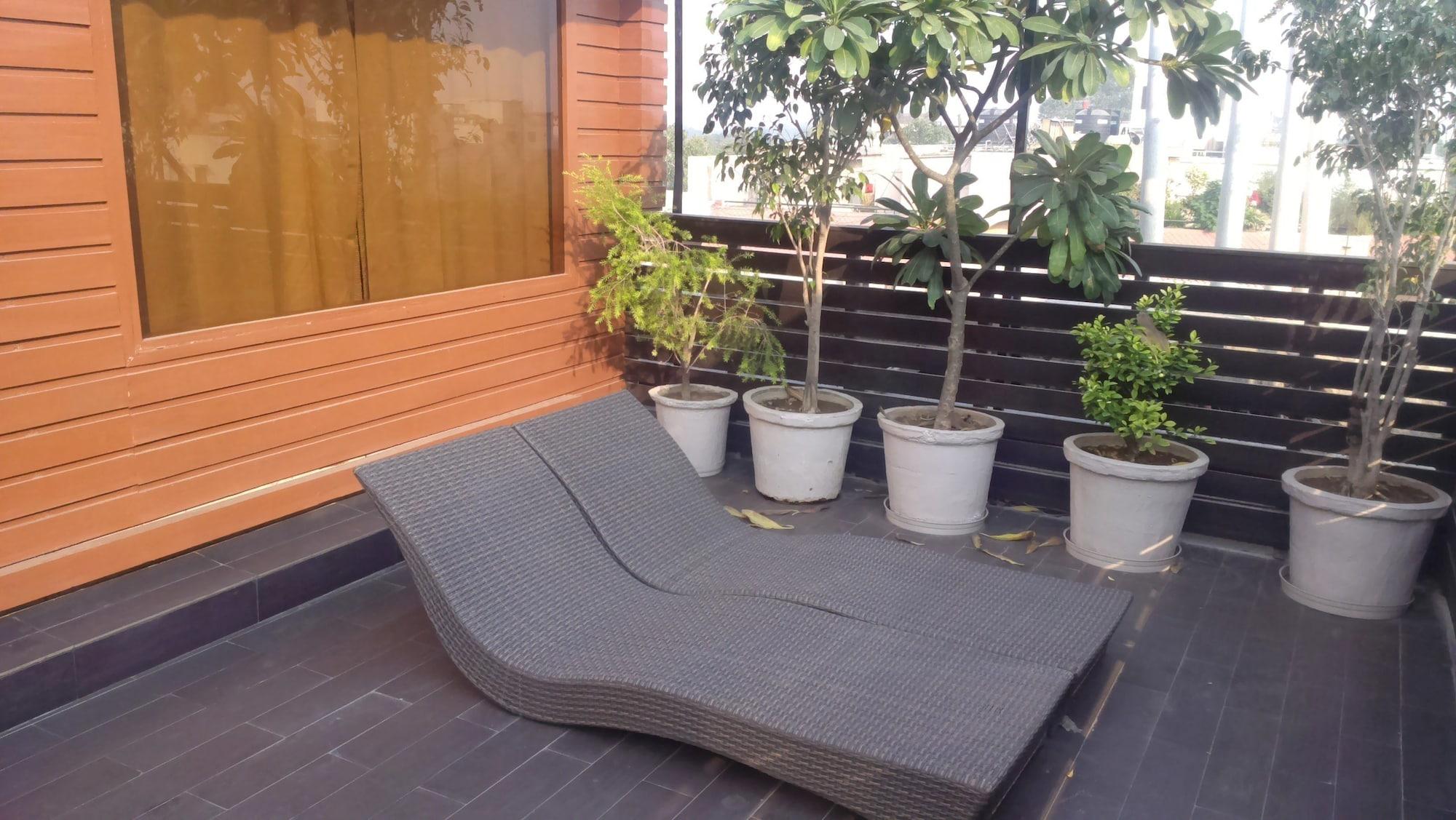 Udman Hotel Panchshila Park New Delhi Exterior photo