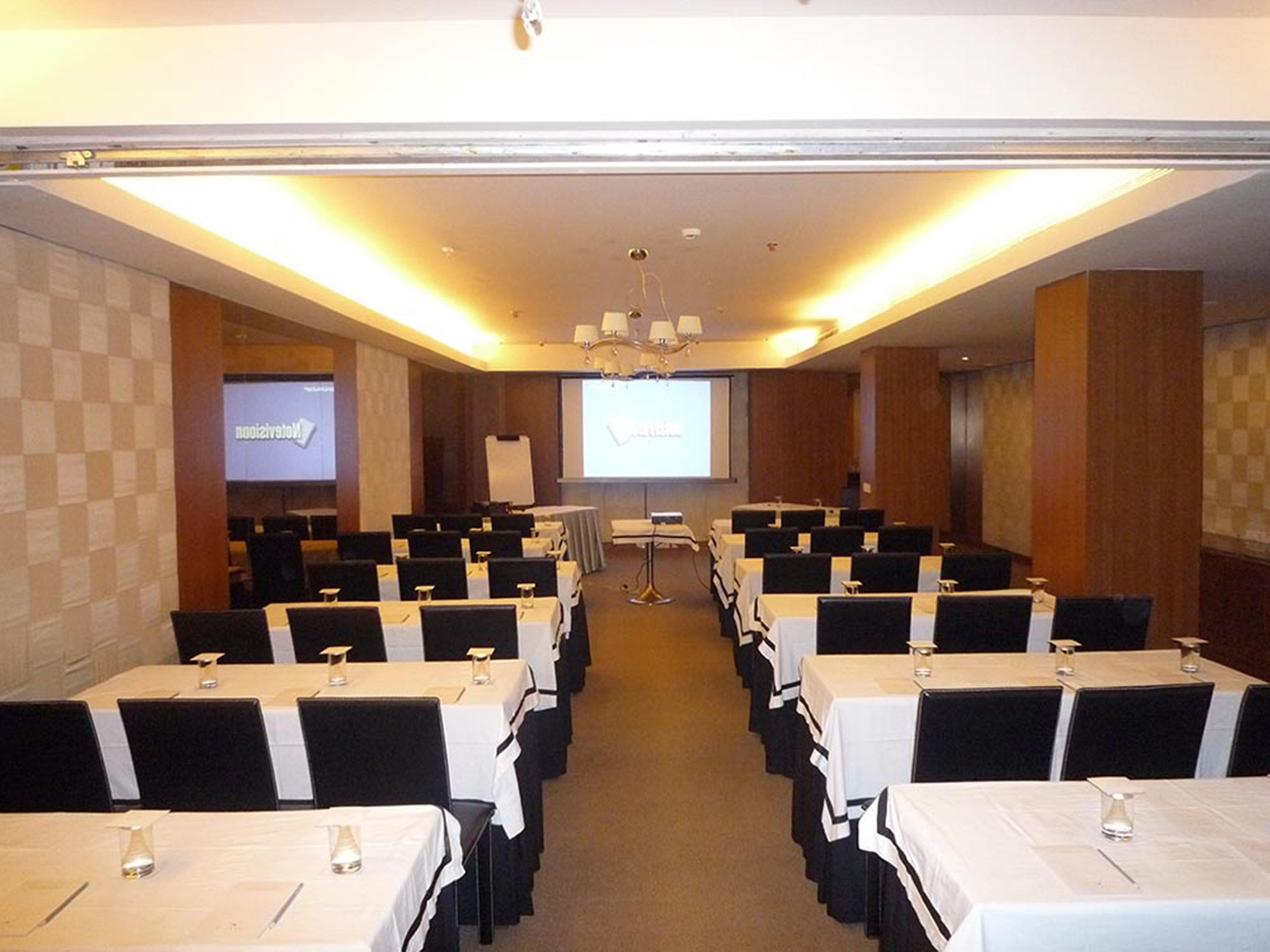 Udman Hotel Panchshila Park New Delhi Exterior photo