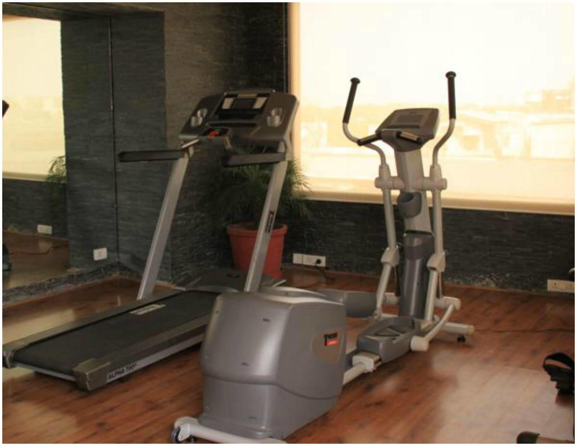 Udman Hotel Panchshila Park New Delhi Exterior photo