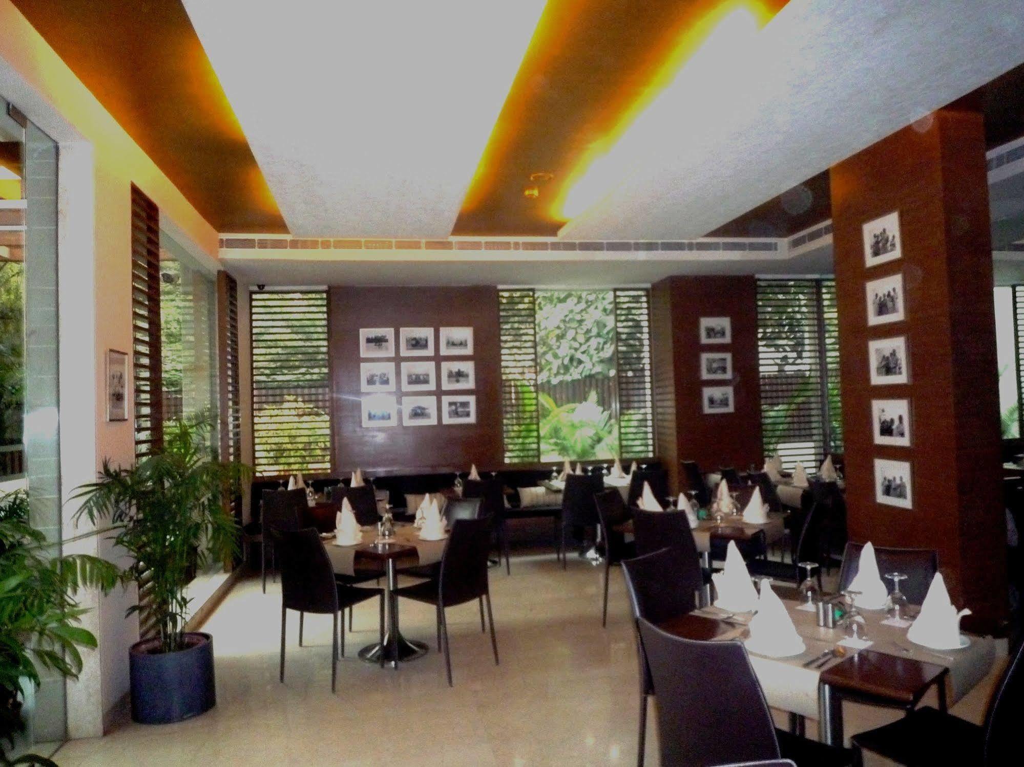 Udman Hotel Panchshila Park New Delhi Exterior photo