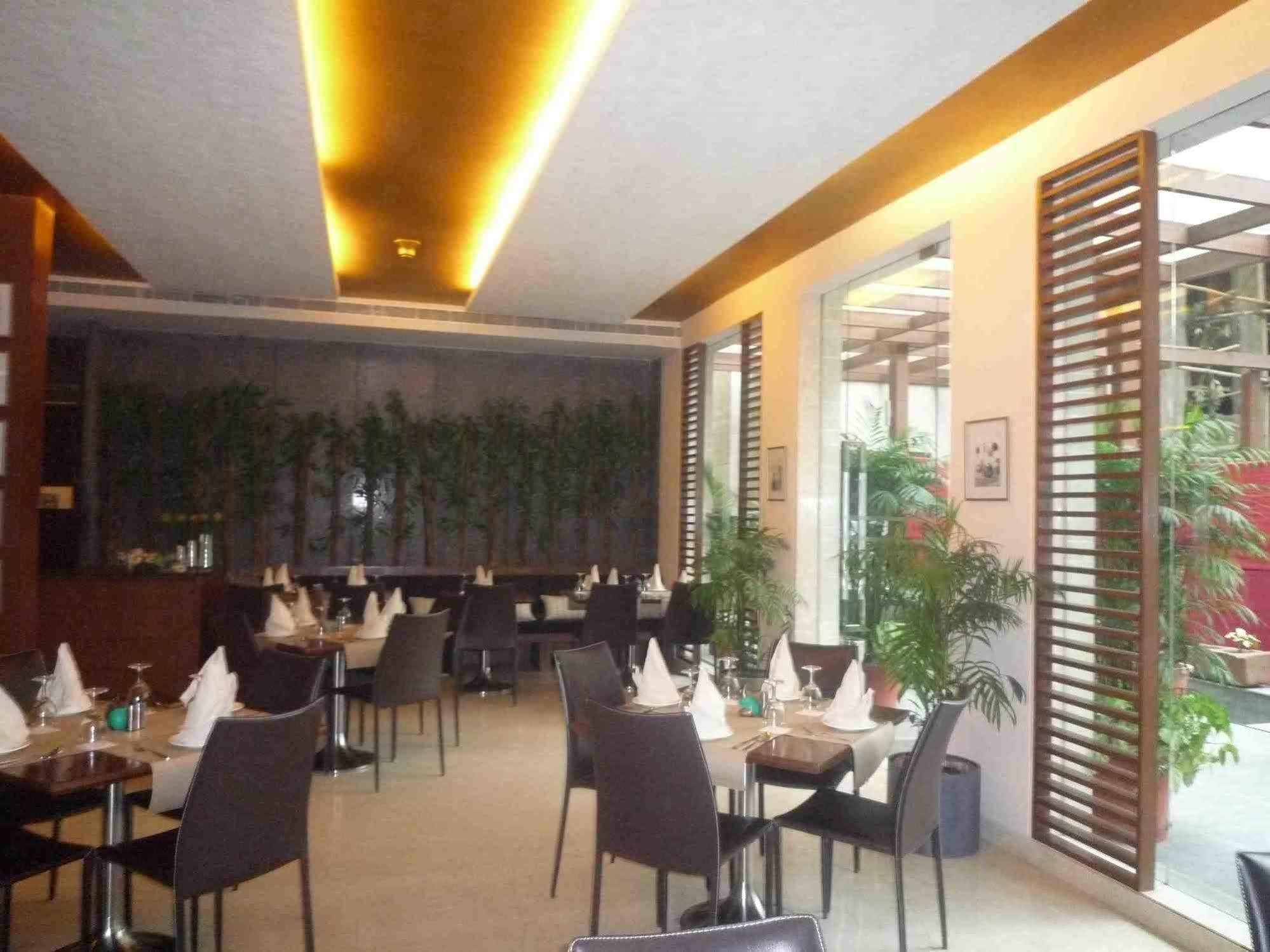 Udman Hotel Panchshila Park New Delhi Exterior photo