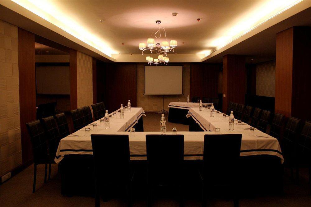 Udman Hotel Panchshila Park New Delhi Exterior photo